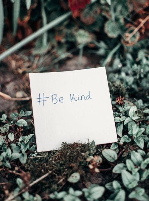 post it saying be kind